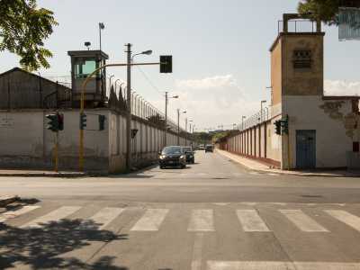...per ritrovarla dobbiamo percorrere 750 metri verso il centro cittadino per andare a incontrare la cosiddetta �zona delle casermette�. Giriamo cos� a sinistra su via Alberotanza...